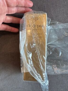 Clé de Peau Beauté Essential Refining Essence - Gold Box